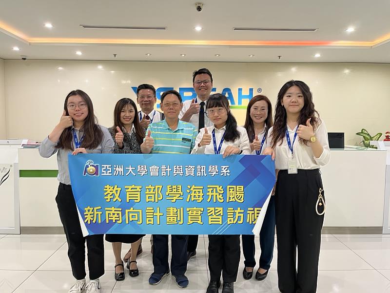 亞大會資系胡亞平(前排左3)老師，前往馬來西亞訪視3位實習同學，與永信東南亞控股公司人員合影。