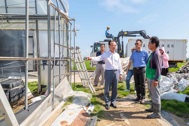 翁章梁勘察廢農膜回收情形
