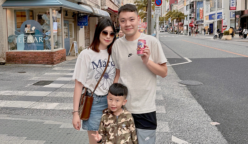 青埔A19店主任姜智耀(後排右)在信義房屋完成五子登科里程碑,工作之餘不忘陪伴家人,曾帶著妻子和孩子去沖繩參加員工旅遊。