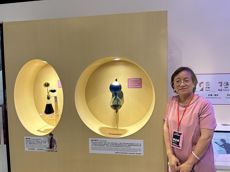 嘉藥粧品系副教授劉孟春設計的「流沙香水」及以「調香師」香水作品正在高雄科工館展出