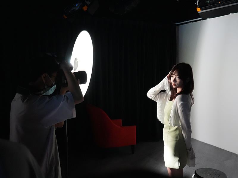 參與課程體驗活動的學生親身演練棚內燈光架設及平面人像攝影，實際操作中探索影像創作的無限可能。（世新大學提供）