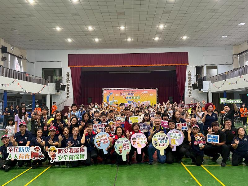 消防局秉持深耕全民防災教育、培育學童思辨能力及正確價值觀,熱情舉辦「新北消防兒童夏令營」-樹林高中