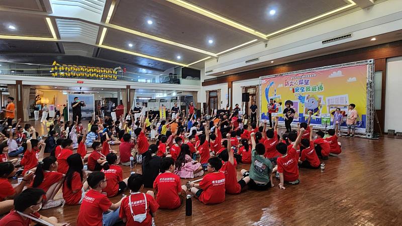 有獎徵答互動體驗,現場學童踴躍參與、收穫滿滿,氣氛活絡-汐止慈濟靜思堂