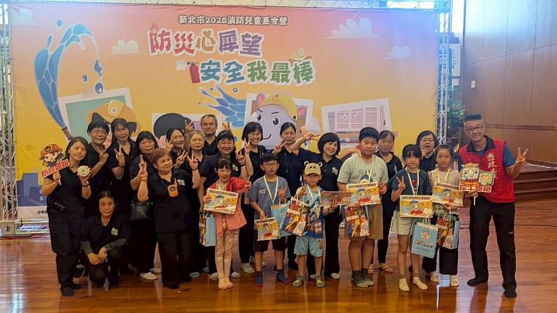 發放精美小禮物及正夯的「新北防災暨兒童品德」繪本-三重慈濟靜思堂