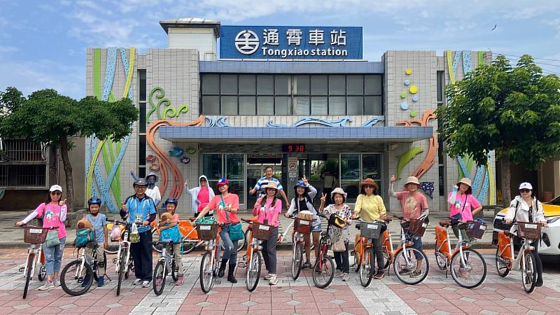 許火淞在苗栗通霄發起「霄遙小旅行」，一場場導覽走讀老街、神社、市場與餅店，遊客不只吃喝玩樂，還能聽見地方的故事。（照片來源：許火淞）