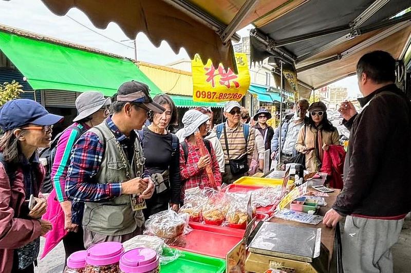 隨著導覽次數增加、互動變多，如今店家會主動打招呼、偶爾還會加送小禮物，讓參與者感受到地方的熱情。（照片來源：許火淞）