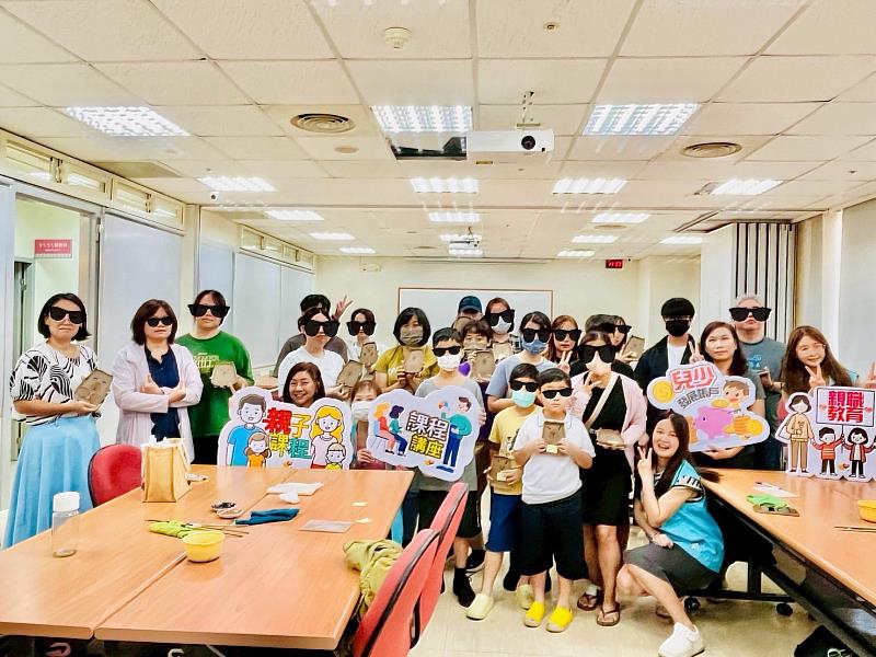 圖1 竹市府辦理親職教育與親子手作等多元課程，讓弱勢孩童透過活動增進親子情感。