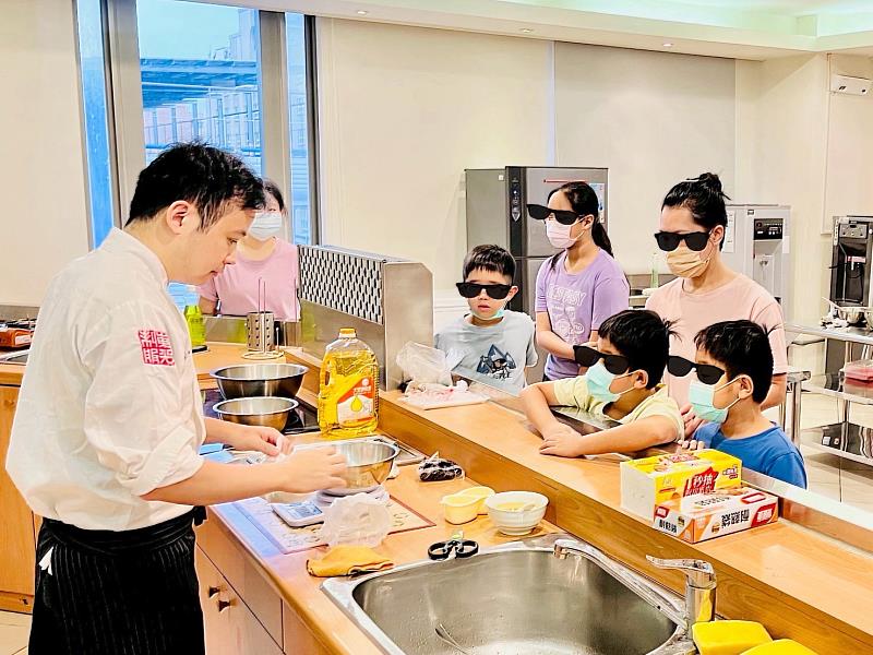 圖3 竹市府辦理親職教育與親子手作等多元課程，讓弱勢孩童透過活動增進親子情感。