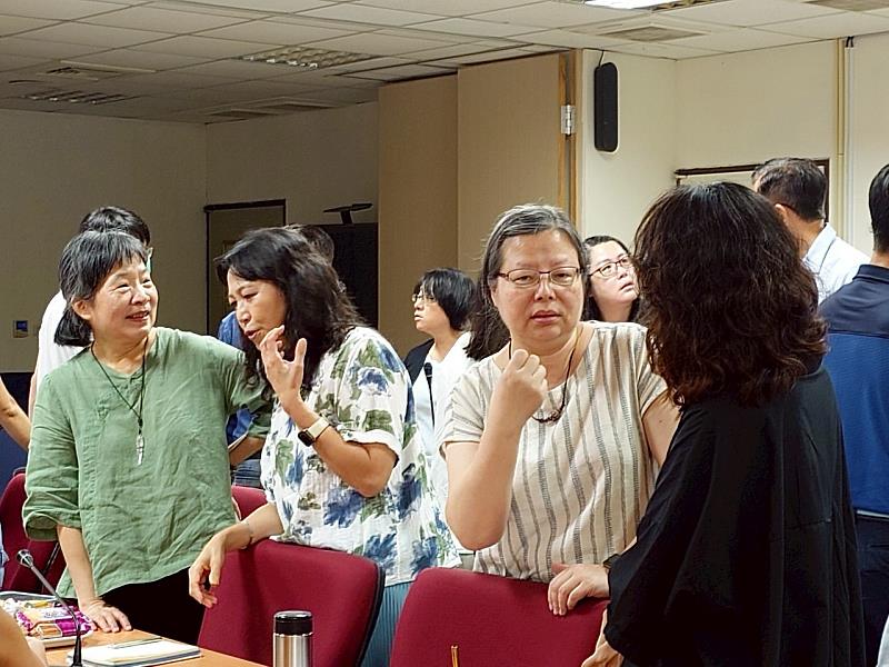 演講後與會教師進行小組討論