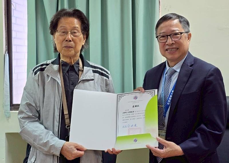 高雄醫學大學余明隆校長(右)致贈感謝狀予吳靜吉名譽教授