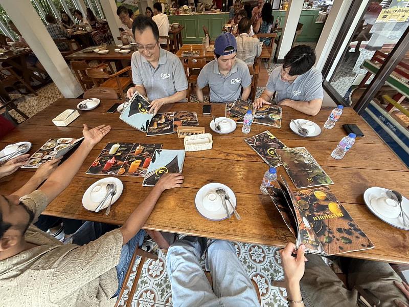 政經系教授兼國際事務學院院長包正豪在泰國曼谷與Anfrel組學生聚餐。(圖/淡江大學提供)