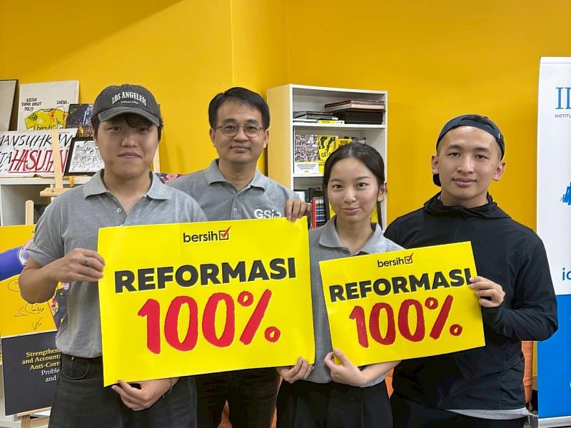 計畫主持人周應龍副教授(左2)前往訪視Berish組成員。(圖/淡江大學提供)