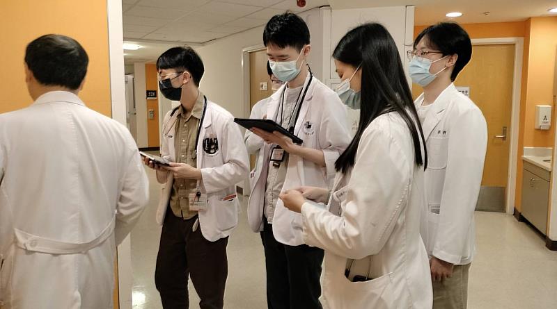 美國萊斯大學學生在和信醫院參與教學門診,透過醫師帶領深入了解病人溝通與醫療倫理,體驗臺灣醫療人文教育的真實樣貌。