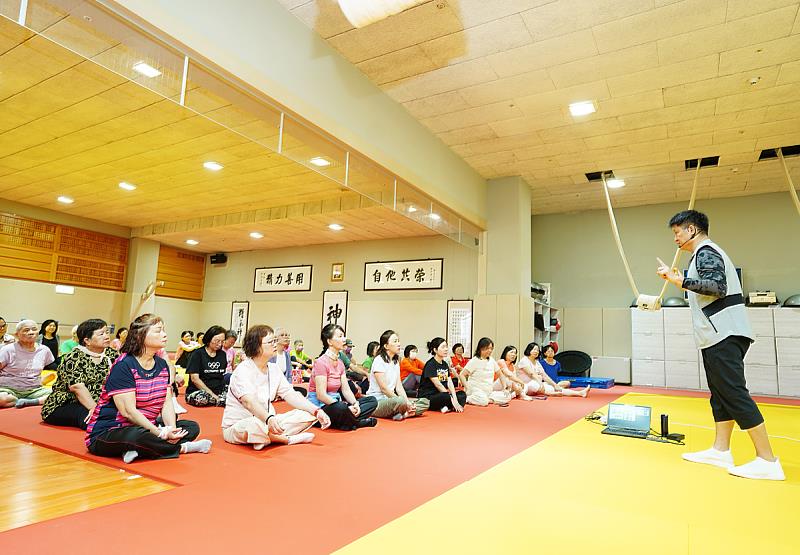 運健系主任戴旭志親自授課,鼓勵長者走進校園、動起來,迎接樂齡新生活。