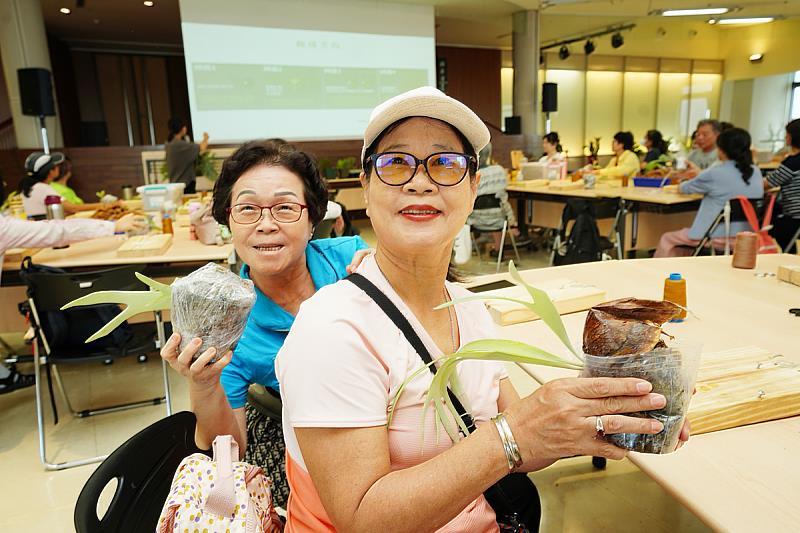 學員親手製作鹿角蕨板植盆栽，作品可帶回家擺設，既療癒又兼具觀賞價值。