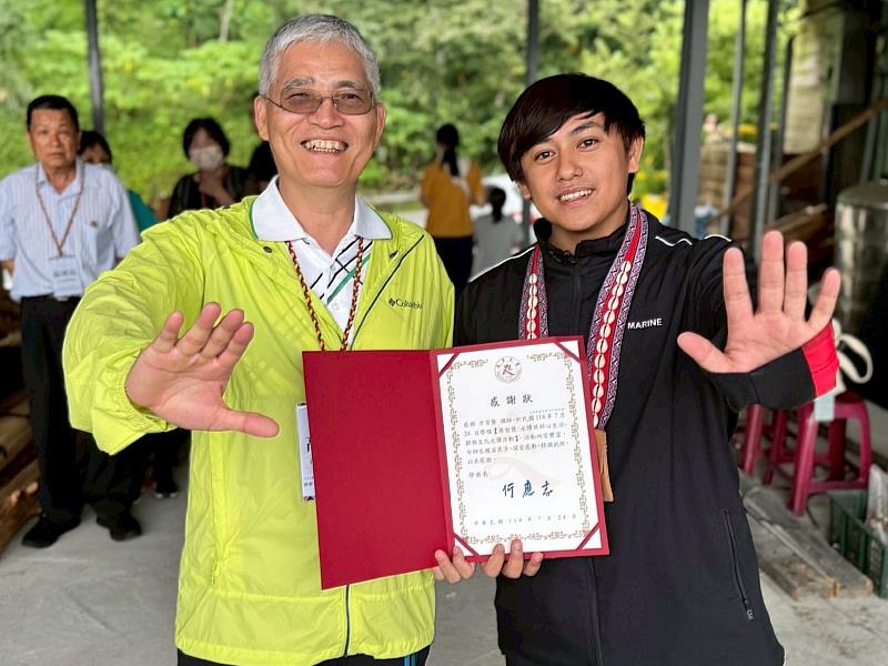 南華大學走讀部落體驗鄒族文化，高俊雄校長(左)致贈感謝狀予阿里山鄒族風笛表演藝術團團長方育隆(右)。