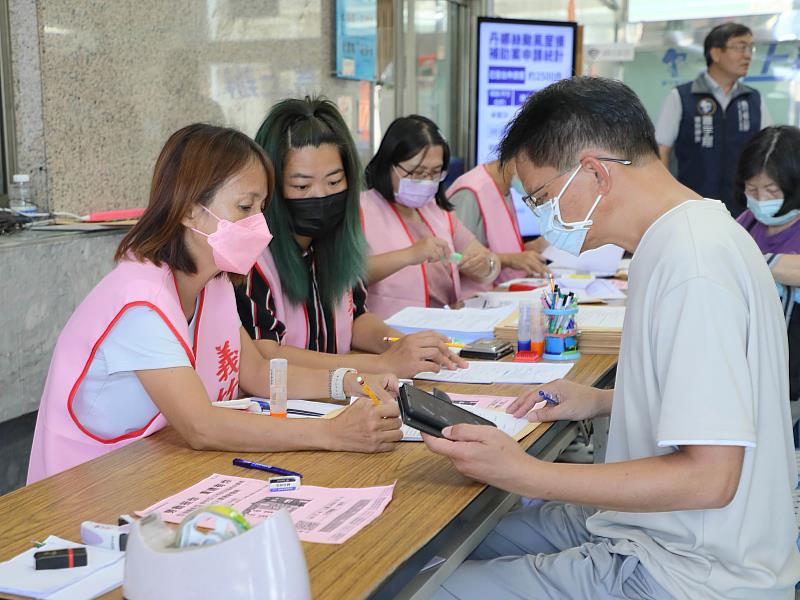 800臨時工職缺助災後重建 翁章梁前往關心