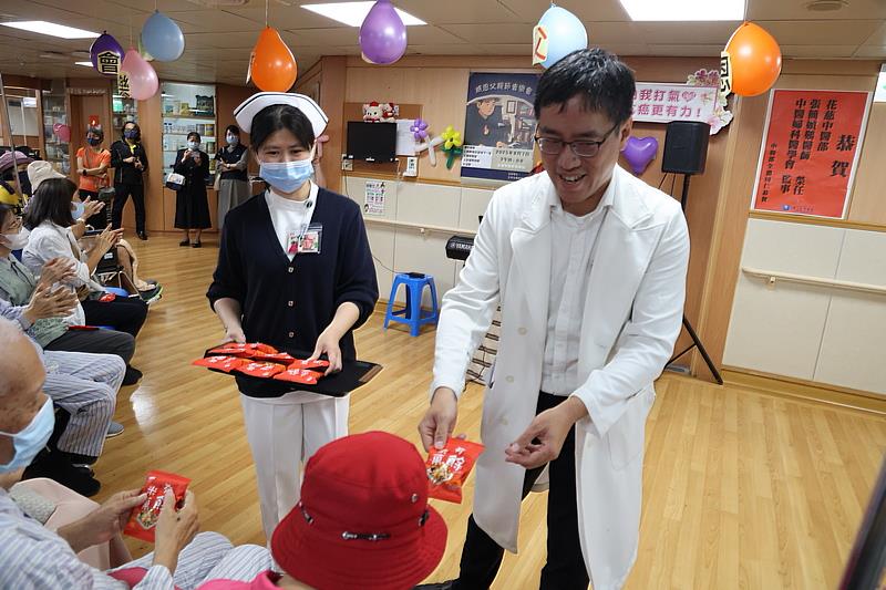 病房主任吳懿峰和護理長李珍妮獻上祝福並有健康的小禮物，讓感恩音樂會更加溫馨滿懷。