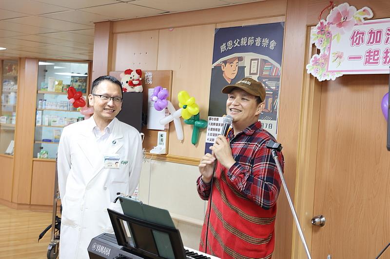 太魯閣族歌手簡仁智(尤道馬紹)特別選在父親節舉辦感恩音樂會,感恩主治醫師朱松肇(左)與醫護團隊,並鼓勵所有正在抗癌中的父親們。(攝影/吳宛霖)