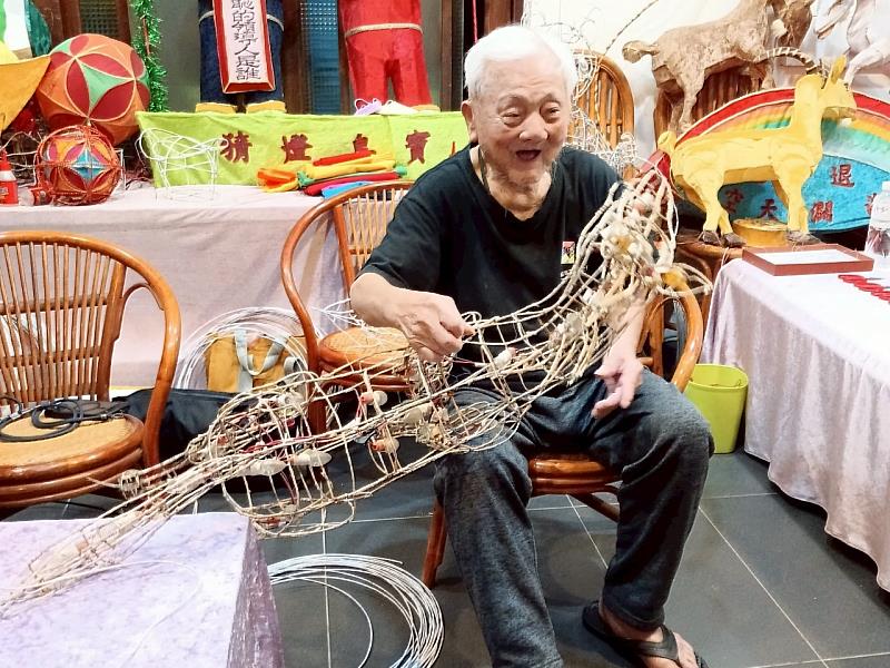 蕭在淦藝師講解馬燈製作技巧
