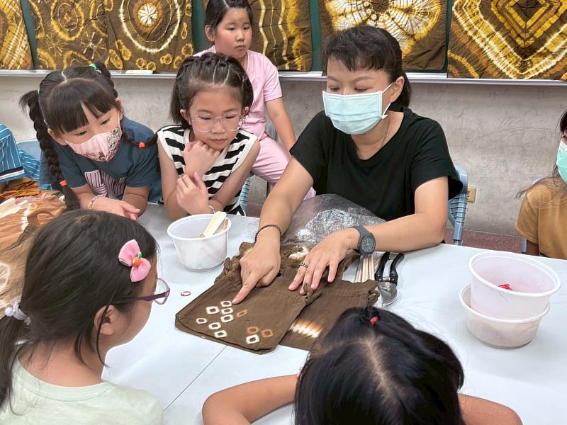 《工藝入校》課程中,師生共享創作的樂趣與成就感。