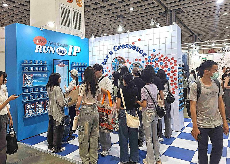 「IPOP-UP！臺咖潛力IP養成專門店」主題展攤位聚集許多人潮。