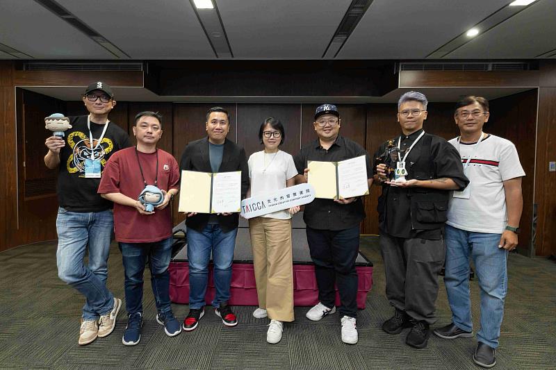簽署後大合影，左起《我是馬克》創作者、馬來西亞創意知識產權協會（MYCIP）會長劉少鳴、M&M CREATIONS HOLDINGS SDN. BHD. 執行長李文強、文策院院長王敏惠、貝司有限公司經紀總監洪紹華、《BOUNC》創作者、臺灣角色品牌授權協會理事長鄭文福。