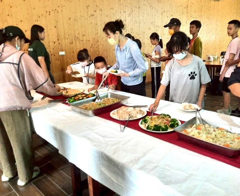 大家一起享用椰漿飯與柚香雞等異國料理