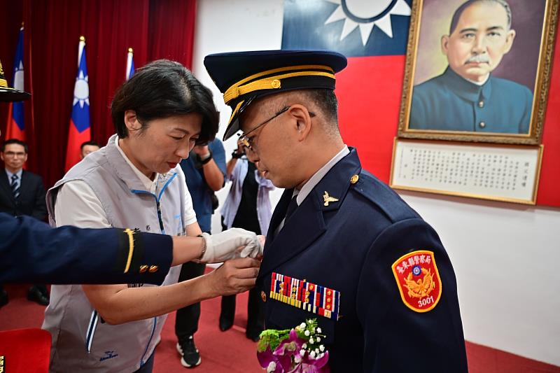 臺東縣警察局8日辦理新任主任秘書等官警聯合交接布達暨授階典禮 饒縣長勉共維地方治安