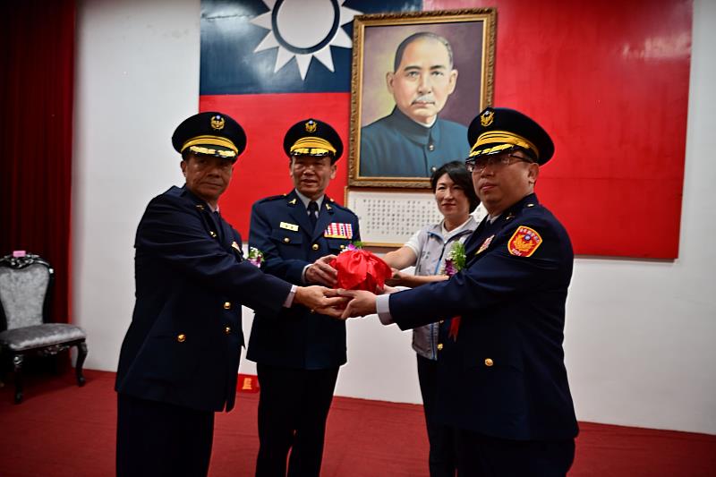 臺東縣警察局8日辦理新任主任秘書等官警聯合交接布達暨授階典禮 饒縣長勉共維地方治安