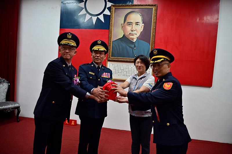 臺東縣警察局8日辦理新任主任秘書等官警聯合交接布達暨授階典禮 饒縣長勉共維地方治安
