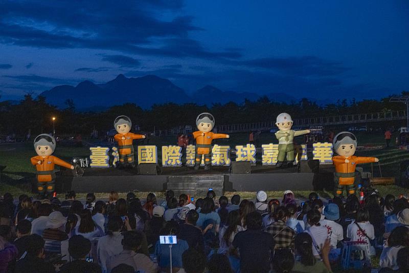 國際地標首度熱氣球、無人機、煙火展演震撼登場 丁噹情歌溫暖臺東夜空(照片台東縣政府提供 )