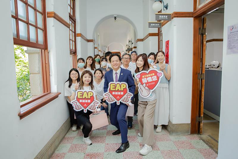 代理市長邱臣遠與市府同仁們合影留念