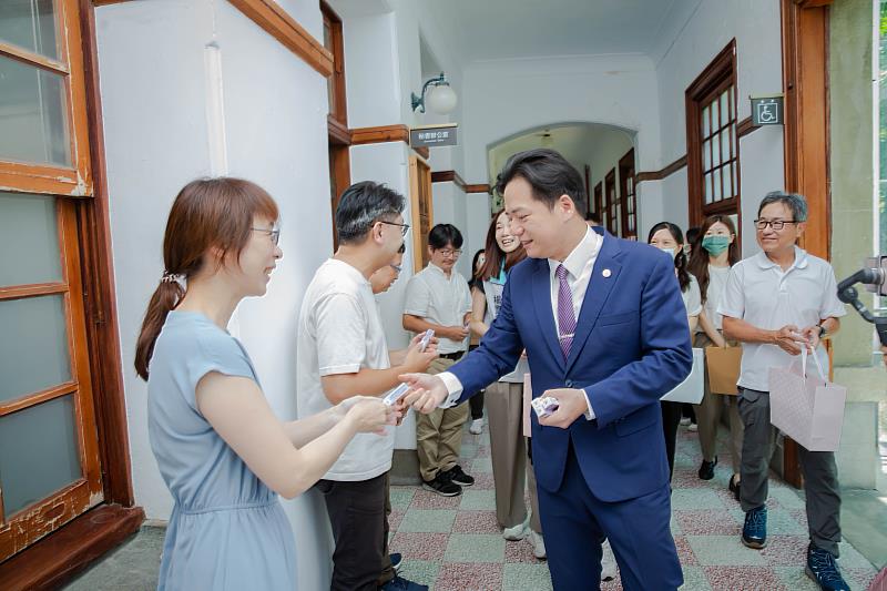 代理市長邱臣遠於父親節當天致贈同仁們小禮、親切慰問