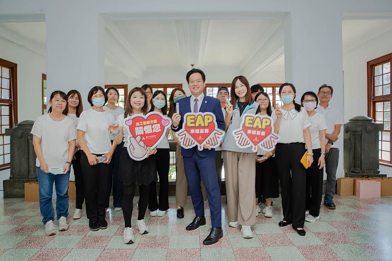 代理市長邱臣遠與市府同仁們合影留念