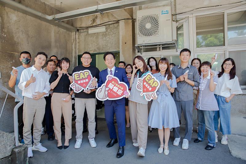 代理市長邱臣遠與市府同仁們合影留念