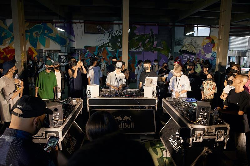 8月17日登場的「Turntable Jam  DJ對決賽」，現場將進行16強一對一刷碟對戰（Scratch Battle）。