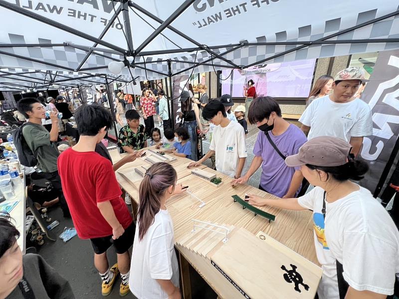 除了表演活動外，府中廣場周邊也規劃塗鴉、Freestyle饒舌、手指鼓等體驗攤位。