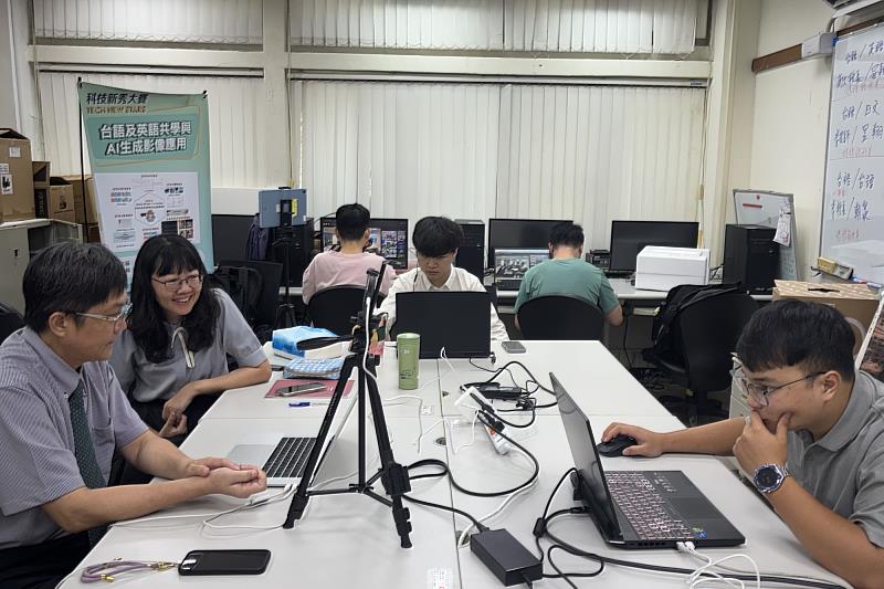 南大團隊專注操作電腦 引導學員進行量子計算智慧實作