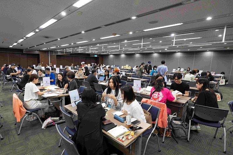 國際買家團洽商會議現場交流熱絡,臺灣業者積極向外國買家介紹原創IP。