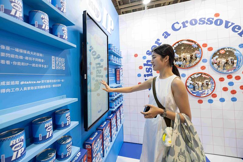 「IPOP-UP!臺咖潛力IP養成專門店」主題攤位現場提供互動遊戲與限量紀念品。