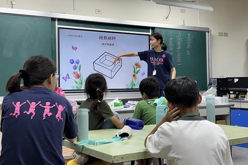 南大學生引導營隊學童設計太陽能烤箱，戶外測試溫度並觀察食材變化，學習光的反射與熱的保存