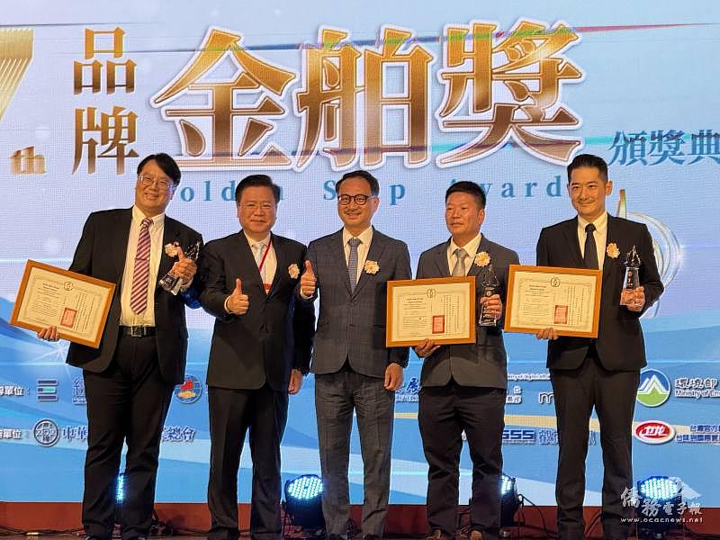 阮昭雄於第7屆金舶獎頒獎予海外僑臺商獲獎企業