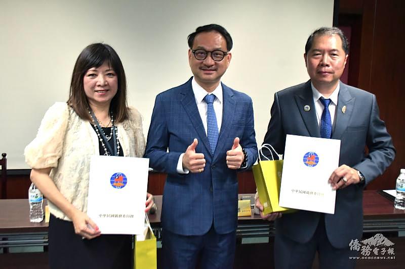 阮昭雄頒發結業證書，由學員長黎淑瑛僑務諮詢委員、副學員長蔡文瑞僑務委員代表受頒