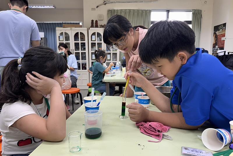 南大學生帶領學童完成彩虹玻璃杯實驗，觀察液體重量造成的漸層效果