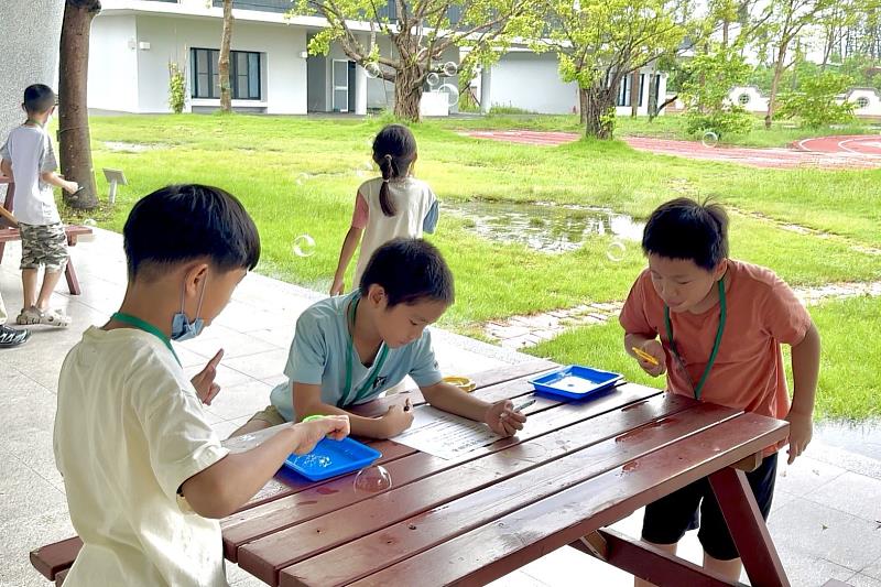 南大泡泡水實驗課程，學生動手測試並紀錄泡泡存留時間
