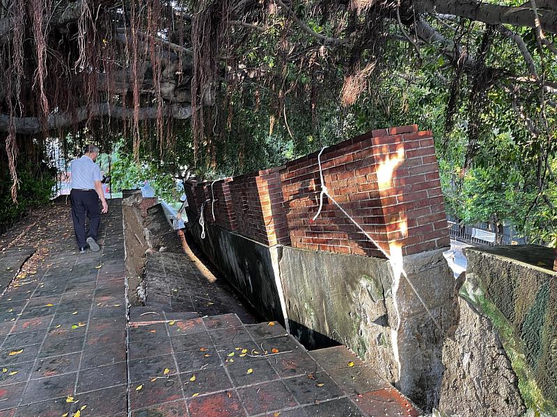 南門段城垣殘蹟南門城馬道下方土方因豪雨部分流失導致沉陷，文化部與市府緊急啟動搶修機制。