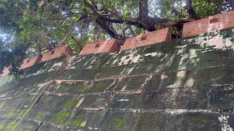 南門段城垣殘蹟南門城土方流失，導致城牆向內傾斜塌陷。