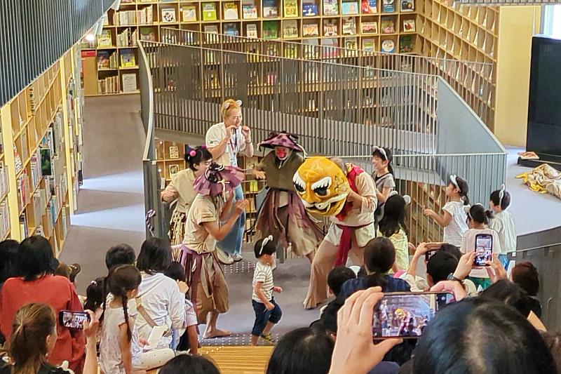 「野孩子肢體劇場」以跨越語言隔閡的默劇演繹臺灣繪本《虎姑婆》，演出首日吸引許多家長帶著孩子親子共賞，大小朋友一同參與演出。