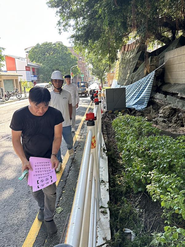 管理單位於第一時間完成封鎖線設置及警示標誌，提醒民眾經過時注意安全。